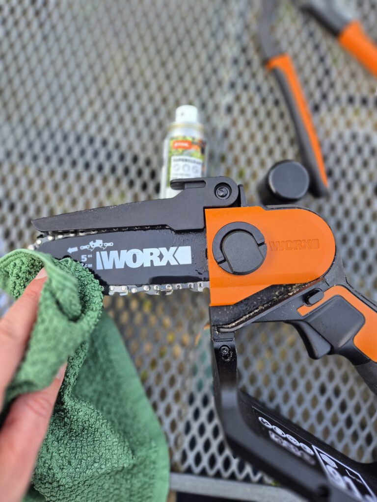 Cleaning and oiling Worx WG324E mini chainsaw chain after use